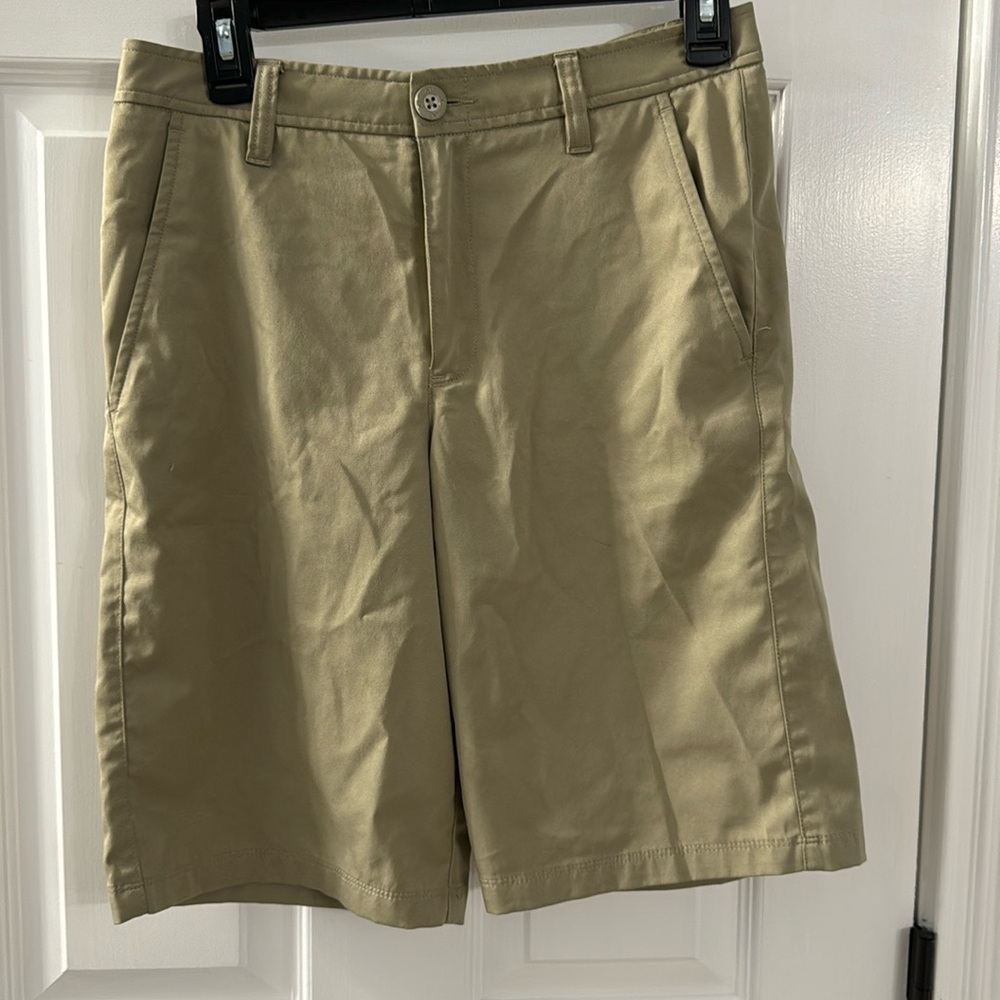 Under Armour 9 in tech/golf shorts boys size 18. Darker khaki color. EUC